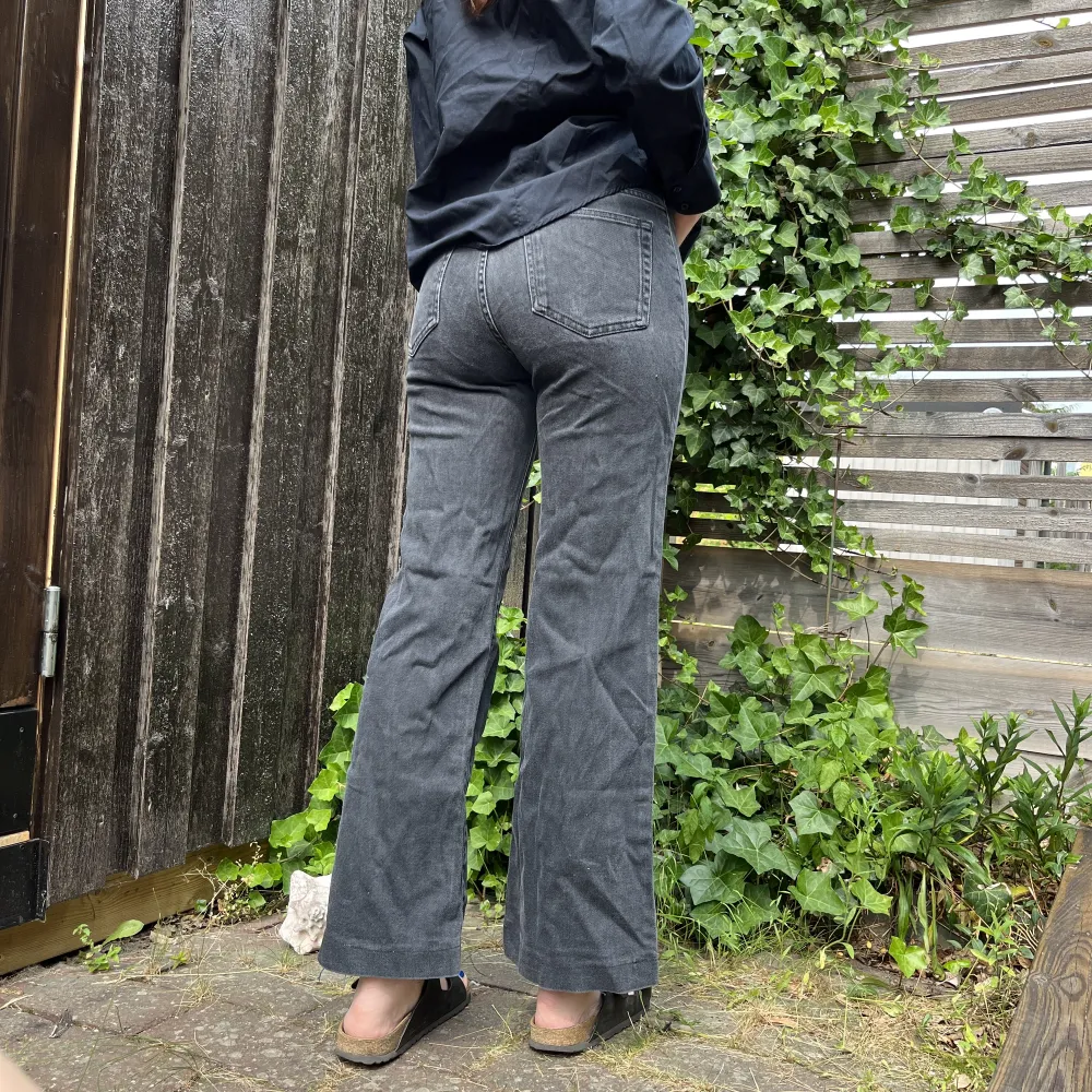 Snygga och supersköna byxor från Filippa K. Uppsydda, lagom för någon som är 160-163 cm. Modellen heter Amy Vintage och stl. small.. Jeans & Byxor.