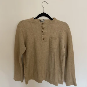 Stickad tröja - Så fin tröja, köpt i Berlin. Sitter perfekt på mig som är en S men tror den funkar på både XS och M också! Snygg när man knäpper upp knapparna också