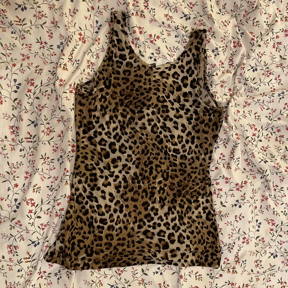 Snyggt linne från New Yorker med leopardmönster 🖤 2000-2010tal. Storlek L men passar mer S-M. Inga defekter, gott skick! Materialet känns som siden 😍 Kontakta mig för fler bilder eller frågor, annars använd 