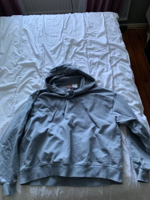 Blå overzoed Hoodie - Använd 2-3 gånger. Nypris 200. 