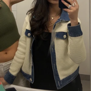 Sandro jacka - Säljer min skit snygga och coola jacka/kofta från Sandro. Kanterna är jeans material medan resten är stickat!😍😍