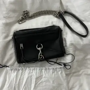 En jättefin väska från Rebecca Minkoff som har använts hyfsat mycket. Det finns några defekter på silvret och kan därför tänka mig att gå ned i pris. Utöver det är den i väldigt bra skick. Jag har dustbag men inte kvitto tyvärr💕