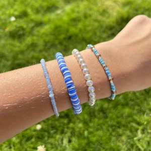 Blå armband  - Fyra blå armband. Den enfärgade blå armbandet till vänster kostar 15kr och resten kostar 20kr. 60 kr för alla fyra armbanden. Stretchiga armband som är i storlek s men går att göra i andra önskade storlekar! 