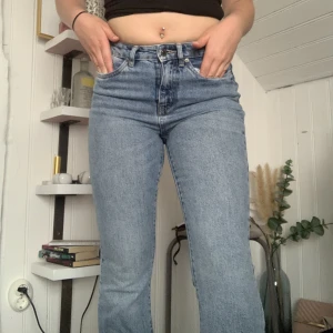 Jeans - Fina jeans som aldrig används med en liten slit vid slutet🩷