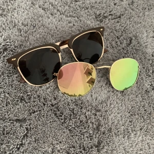Solglasögon  - Två stycken solglasögon som aldrig används om du bara vill ha en av dem så kontakta mig🩷