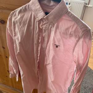 Säljer min gamla rosa gant skjorta. Skjortan är i storleken 146/152 cm och är i mycket fint skick utan slit eller nån fläck. Skjortan säljes för 150kr.