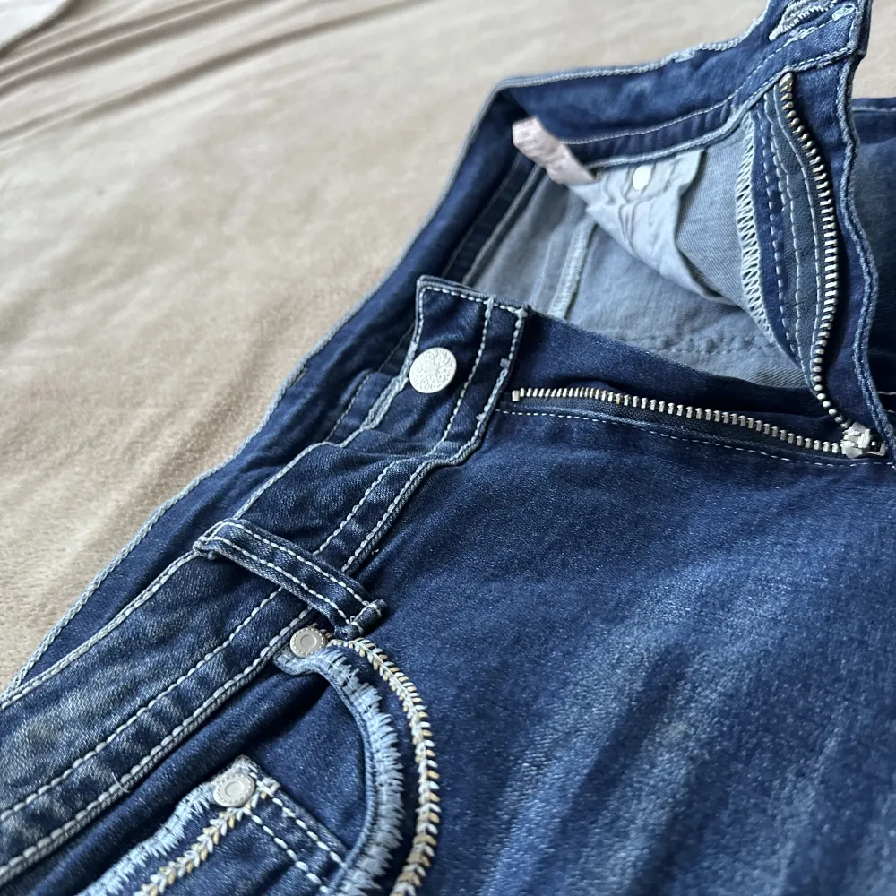 Blåa snygga jeans!! Bomb. Har använt de typ 3-4 ggr så de ser ganska nya ut. 💃🏻. Jeans & Byxor.