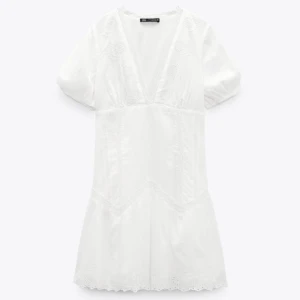 Klänning - Säljer denna från Zara. Använd en gång, som ny. Flera intresserade? Budgivning