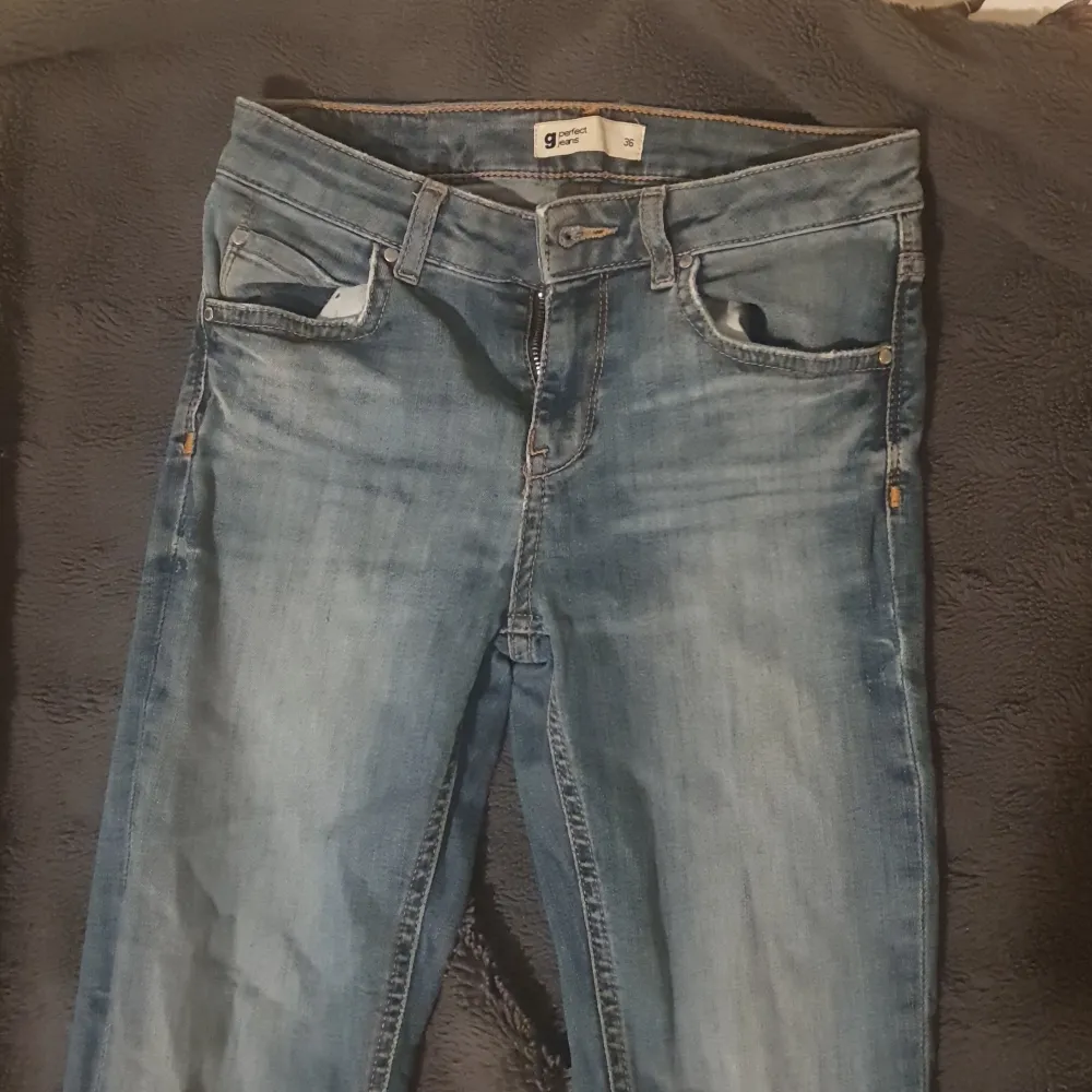 💕Ett par ljusblåa skinny Gina jeans, använda ett par gånger o har blivit lagade lite grann i ena bakfickan men synns knappast, dom är ganska korta på mig (ja e 170) men dom borde passa folk som e 160-167 bättre💕. Jeans & Byxor.