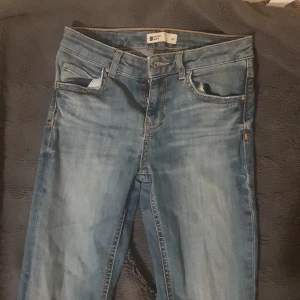 Ljusblåa Gina Tricot jeans - 💕Ett par ljusblåa skinny Gina jeans, använda ett par gånger o har blivit lagade lite grann i ena bakfickan men synns knappast, dom är ganska korta på mig (ja e 170) men dom borde passa folk som e 160-167 bättre💕