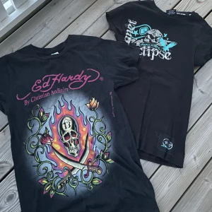 Ed Hardy  -  Två st T shirt. En har märket Ed Hardy och den andra okänt märke. Säljer båda för 200kr ihop, alternativt Ed Hardy för 170, 90kr för den andra. 