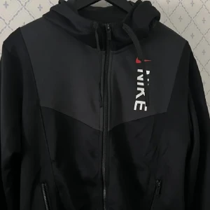 Nike kofta - Nike tröja i fint skick, knappt använd! Storlek S! 