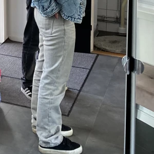 Jeans - Gråa jeans köpta från Gina tricot. Dessa är använda och är i gott skick