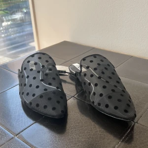 Mules - Ett par svart prickiga mules ifrån Zara. Köpta för tre års sedan och är aldrig använda :) 