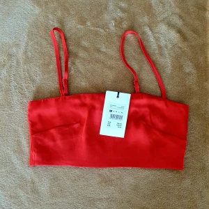 En fin röd crop top för 80kr original pris 199kr - en ny fin röd crop top från Bikbok. original pris 199kr
