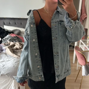 Jeans Jacka Zara - Säljer denna snygga jeansjacka från zara då den ej kommer till användning längre! Ganska oversized i modellen vilket bara är snyggt!! Stl S.