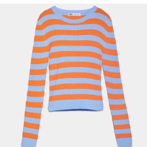 Randig tröja ZARA - Säljer en exakt likadan tröja som på bilderna i storlek M men passar en xs-s den är väldigt liten i storlek. Passar även medium som mest ”tröjd” då den är töjbar.