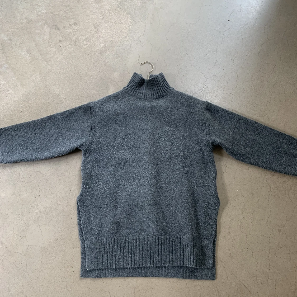 Grå stickad tröja - 90