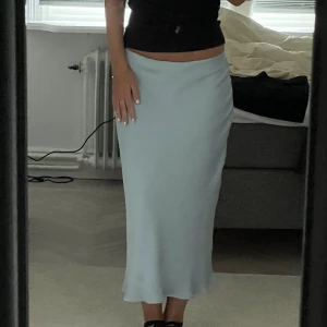 Bikbok kjol - En ljusblå satinkjol från bikbok i storlek S💛