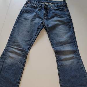 Flare jeans från levis, storlek 29/30. Ganska små i storleken. Köpta på sellpy för 400, säljer för 250. Ber om ursäkt för så trånga bilder, skriv om fler önskas! Tryck inte köp nu!🤍
