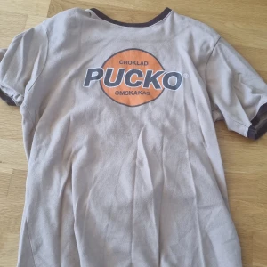 T-tröja, pucko - Tröja med "pucko" tryck