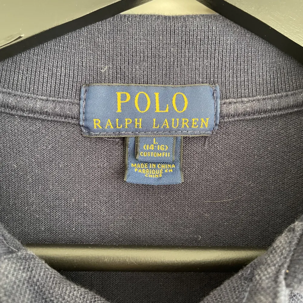 Polo pické i ungdomstorlek L(14-16) för ca 160cm. Andvänd men verkligen inget fel på.. T-shirts.