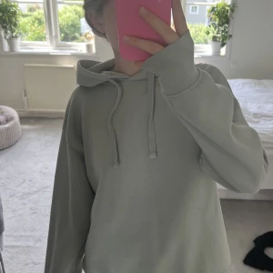 Hoodie - Hoodie i en turkos färg från Zara ❤️ aldrig använd så i superbra skick