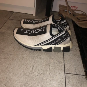 Dolce Gabbana skor  - Dolce & Gabbana skor som kommer tyvärr inte till användning. Har fått dom i present därav inget kvitto och lågt pris men dem är äkta!!! Ny pris 7000kr Mitt pris 2500kr! Vid fler frågor hör av er så svarar jag direkt!❤️