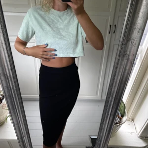 Ljusgrön t-shirt i frotté  - Denna t-shirt i en magisk ljusgrön färg! Skulle säga att färgen på den första bilden stämmer bäst överens med verkligheten😍