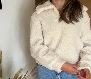 Fluffig kofta  - Super varm och bekväm, originalpris 990kr!! Fluffig cremefärgad kofta med öppen hals. Från &OtherStories. Polyester:63%, Ull:20%, Alryl:17%