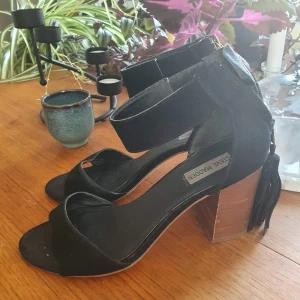 Svarta klackskor Steve Madden  - Knappt använda blockklackar från Steve Madden i svart mocka. Storlek 39 men är lite stora i storleken. Perfekta allt-i-allo-klackskor!