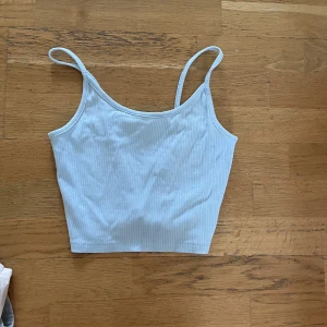 Topp - En söt blå topp ifrån New Yorker säljes pga att den inte kommer till användning! 💜