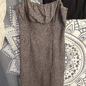 Klänning  - Endast använd en gång på ett bröllop för 2 år sen, hängt i garderoben 