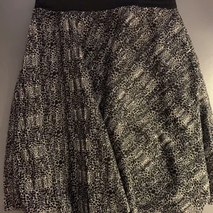 Mönstrad kjol - Hemmagjord kjol, jättefint skick men dock inte stretchig i midjan så lite svår att få på sig! Midjemått kan skickas 💕