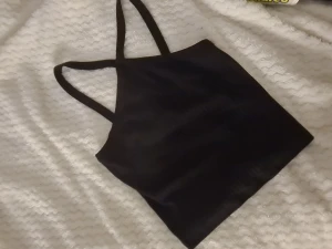 Randig topp Gina tricot  - Säljer denna randiga topp med kryss från Gina Tricot. Säljer pga att den är för stor. Storlek S , helt ny, aldrig använd! Pris kan diskuteras💓