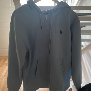 Ljusblå ralph lauren kofta - Säljes pga att den ej passar längre. Storlek L. Finns svart och mörkblå också.