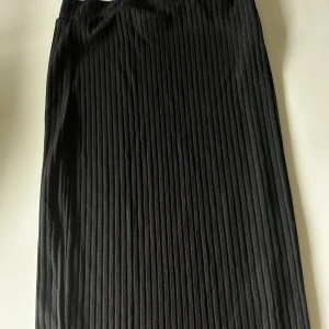 Ribbad kjol  - Ribbad kjol, aldrig använd. Storlek M 