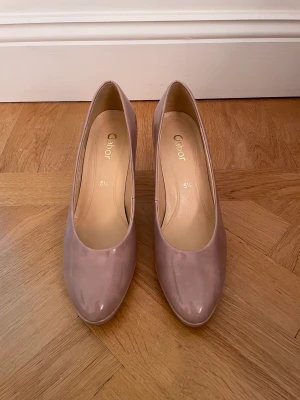 Gabor pumps - Säljer dessa fina pumps som knappt har använts. Står strl 5 1/2 men tror det motsvarar till 38.Mycket sköna 💗