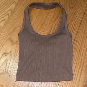 Brun topp - En brun halterneck topp från H&M, aldrig använd då den var för liten. Nypris 89kr. 💕
