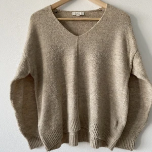 Stickad tröja - Stickad tröja från HM. Inga skador. Perfekt till sommarkvällar🌸