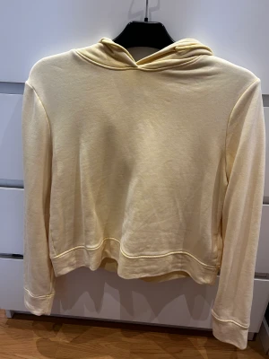HOODIES - Adidaströja strl M, 50 kr Gul tröja från Nelly strl M 20 kr  Juicy tröja strl S, 100kr  ALDRIG ANVÄNDA