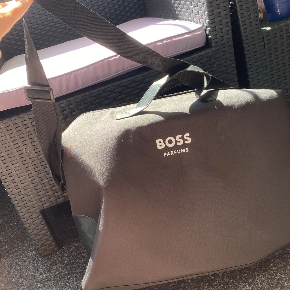 Äkta Svart Boss väska som jag har fått som present, men har ingen kvitto, vet att den är köpt från Tax Free, man kan ta med på semester som handbagage, jobbet, gymmet, stranden och var som helst. Mycket bra i skick.. Väskor.
