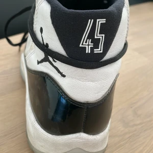 Jordan 11 storlek 40/41/42. - Jag har inte använt dom mycket men jag använde dom i vintras och då blev dom lite smutsiga men hoppas ni gillar dom köpte dom i usa för 11 tussen 200 och säljer dom för dubbelt så billigare 