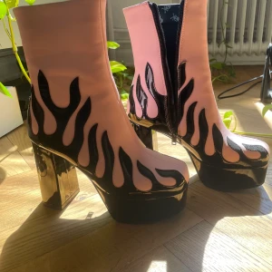 La Moda rosa klackar stl 38 - Jättesnygga rosa la Moda platåklackar i fake-läder. Klacken är 10.5cm. Aldrig använda 