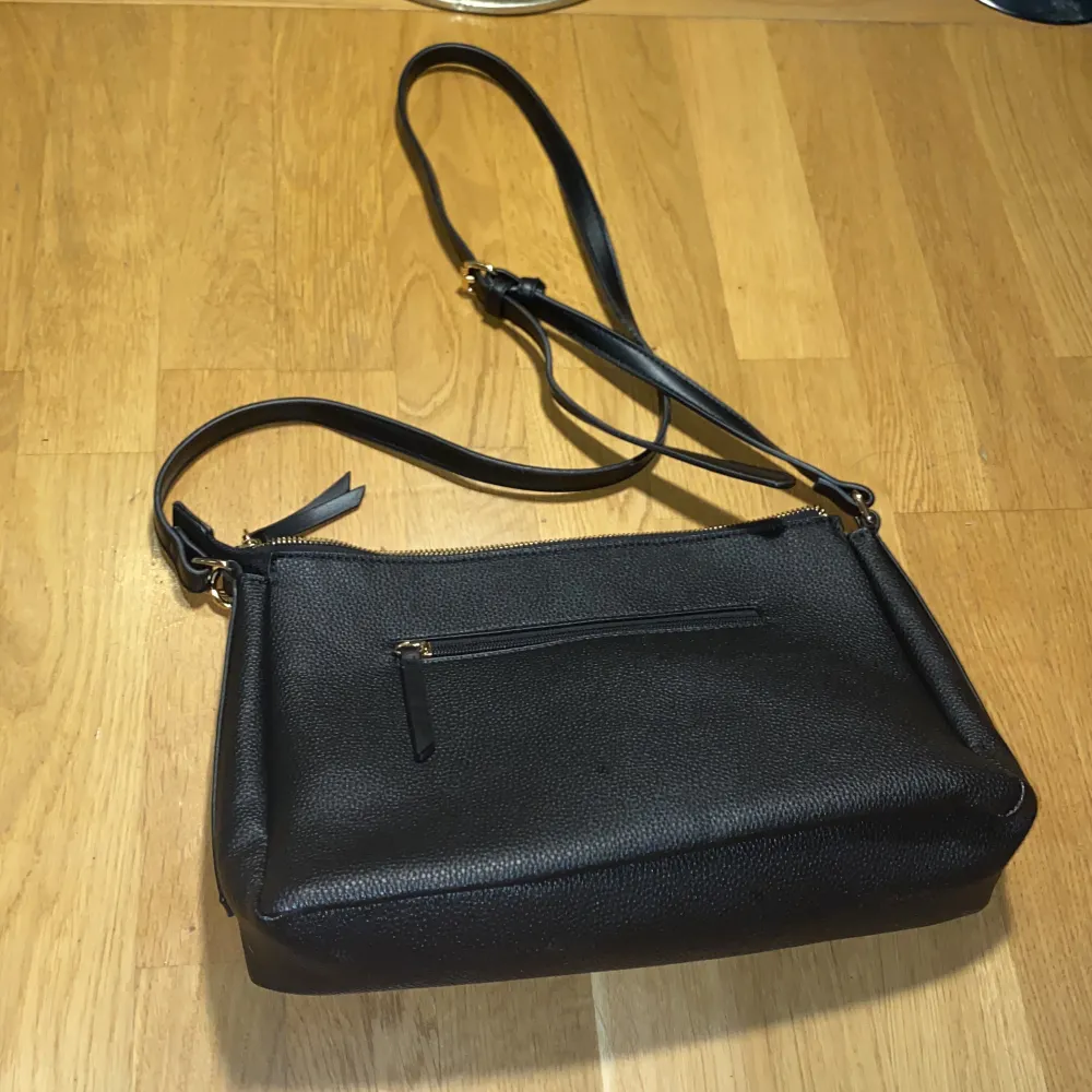 Svart handväska i märket ”Pacomartinez”. Aldrig använd. Säljes p.g.a. inte min stil.. Väskor.