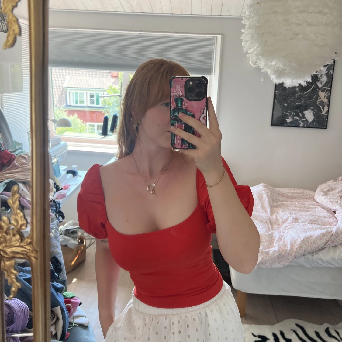 Snygg röd top med puffärmar