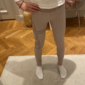 Adidas byxor - Träningsbyxor.adidas.säljer för kommer inte till andvändning.TRYCK EJ PÅ KÖP NU 