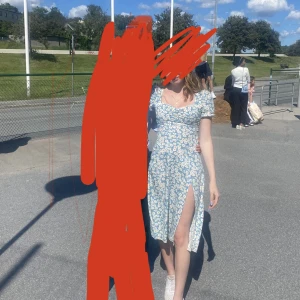 Sommar klänning - Säljer denna fina sommarklänning då den tillvär blivit förliten:( skulle säga den passar en XS-S. OBS det är dragkedja på ryggen som kan vara lite trög ibland, annars finns det inga defekter