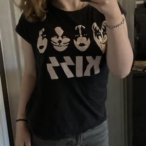 Kiss tröja  - En kiss tröja som tyvärr har små mini hål men som man ej tänker på när tröjan sitter på. Priset är diskuterbart!🩷