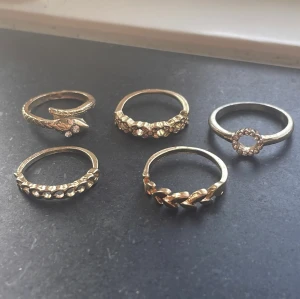 Ringar - Snygga guld ringar till bra priser. Olika priser på ringarna men det står på bild 2. Skriv vid intresse💕PS: Man kan köpa ringar från flera olika annonser. Kontakta mig och skriv vilka så löser vi det❤️